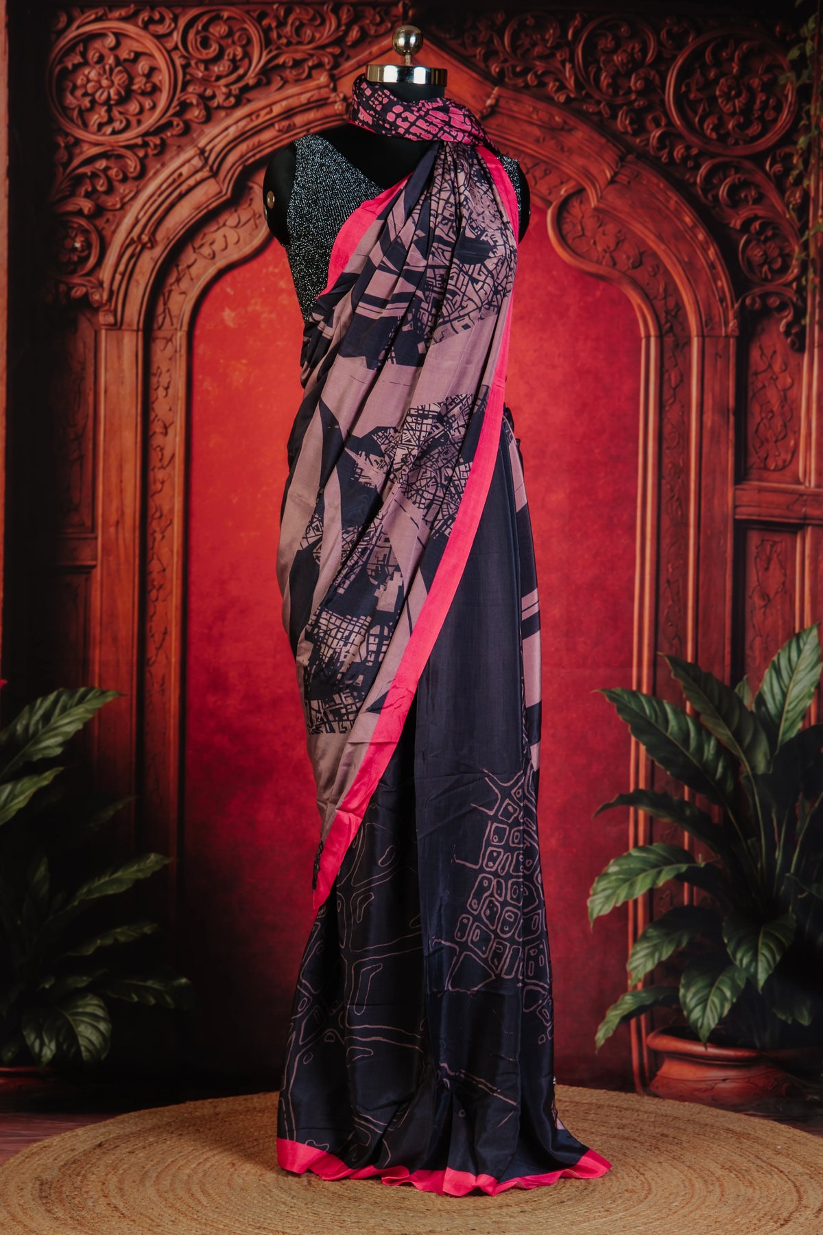 Geo Art Elegant Printed Saree in Black - Black - view 2